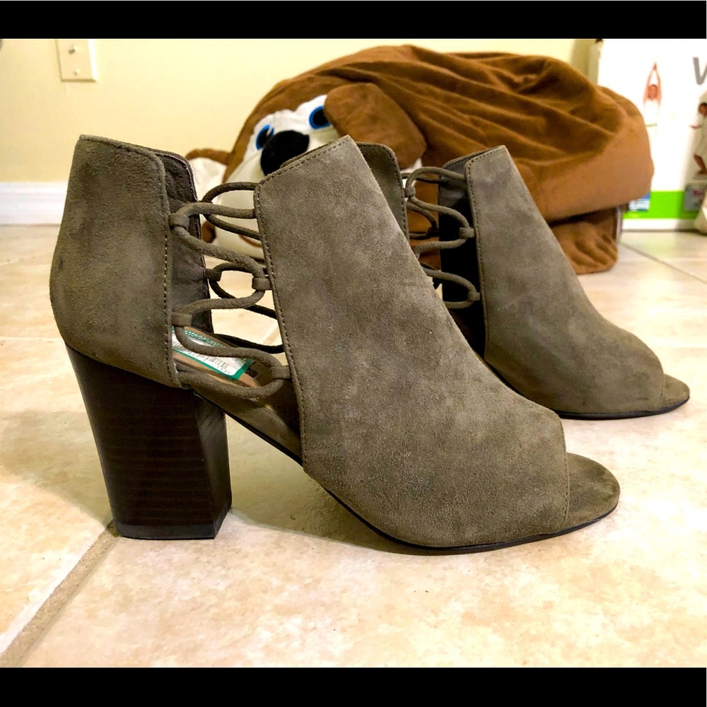 Brand NEW  designer brand,  gorgeous Original price shown in picture.  SIZE 6.5